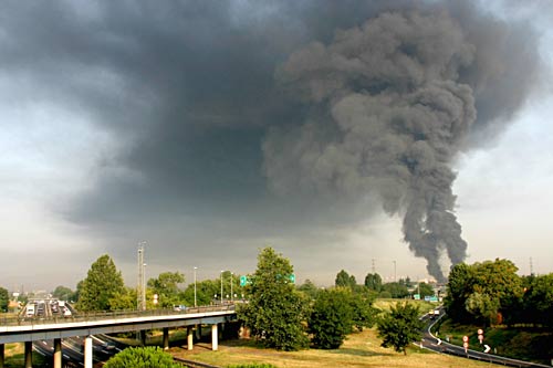Picture from fire in Baranzate (Milan), 30 July 2004