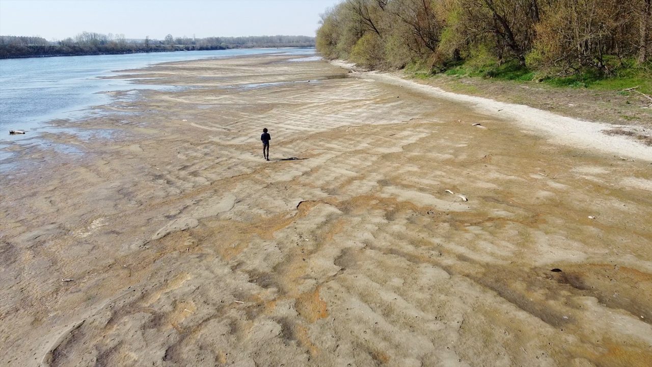 Water levels on Italys Po River were extraordinarily low in 2022