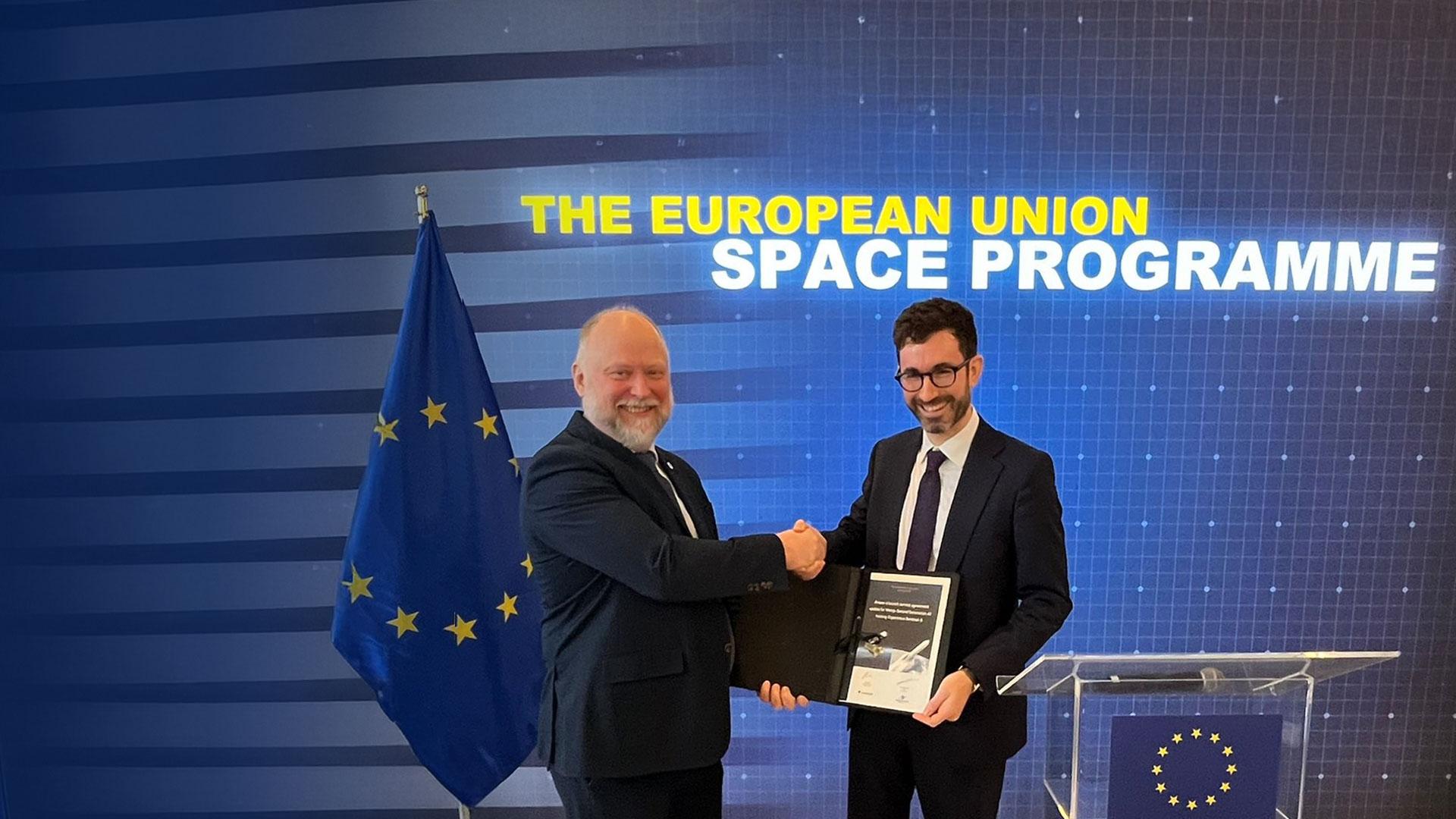 Phil evans handshake with David Cavaillolès, Arianespace