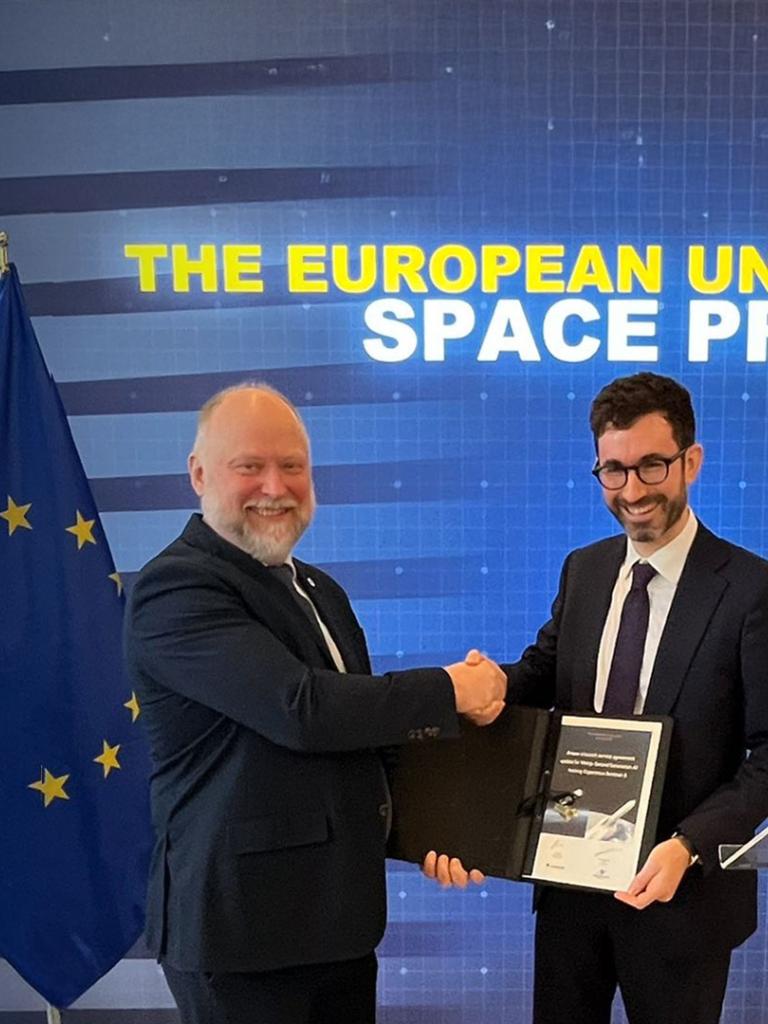 Phil evans handshake with David Cavaillolès, Arianespace